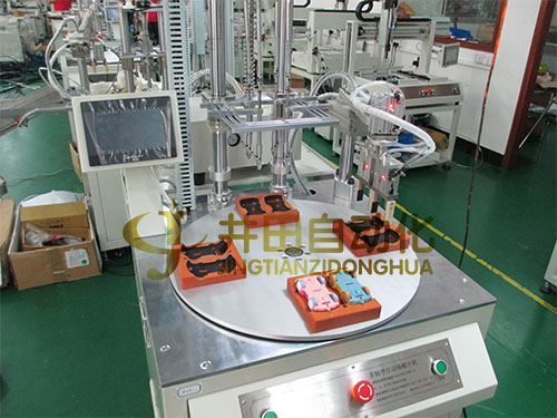 塑膠玩具-小汽車模型鎖螺絲機(jī)