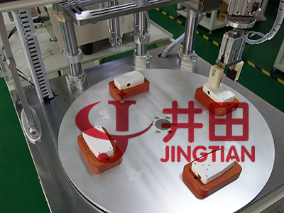 插頭轉(zhuǎn)換器鎖螺絲案例-四軸帶機械手鎖螺絲機